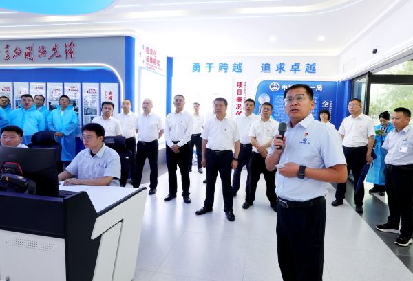 中铁一局参会嘉宾观摩项目经理部智控指挥中心——王利 摄